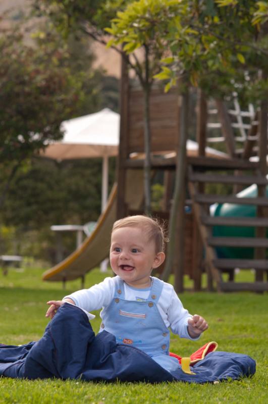 Bebe Jugando en el Parque Metropolitano Simon Boli...