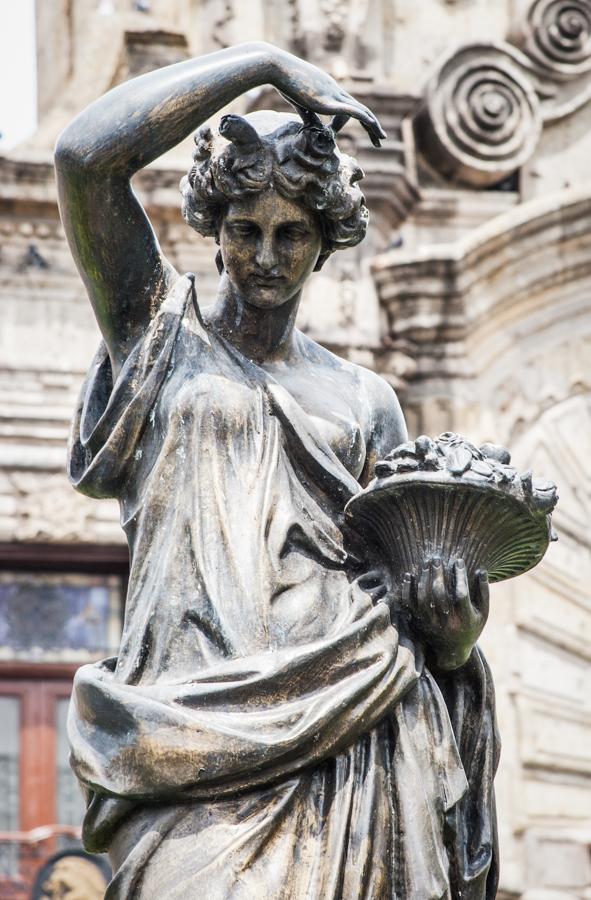 Escultura en las Afueras del Palacio de Gobierno, ...