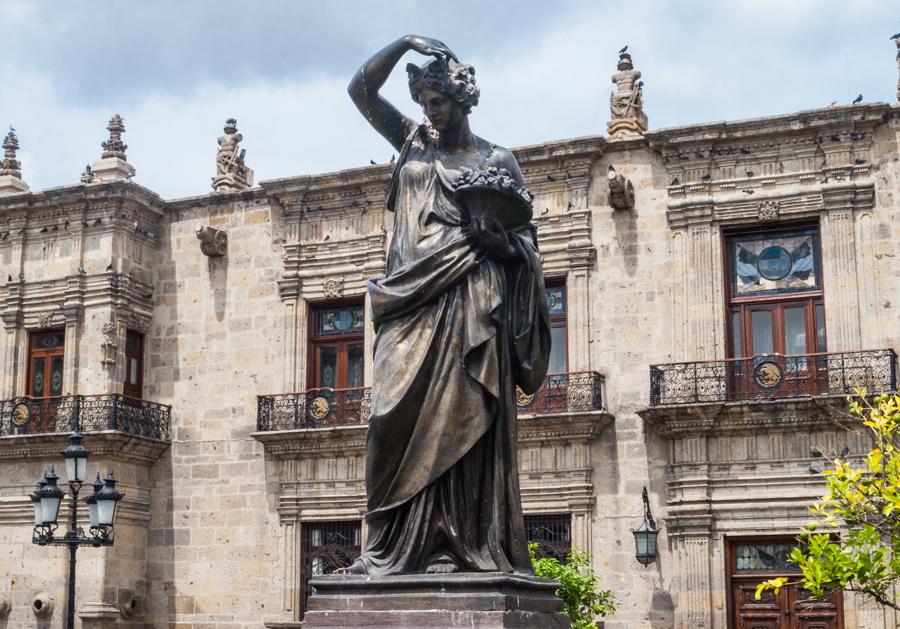 Escultura en las Afueras del Palacio de Gobierno, ...