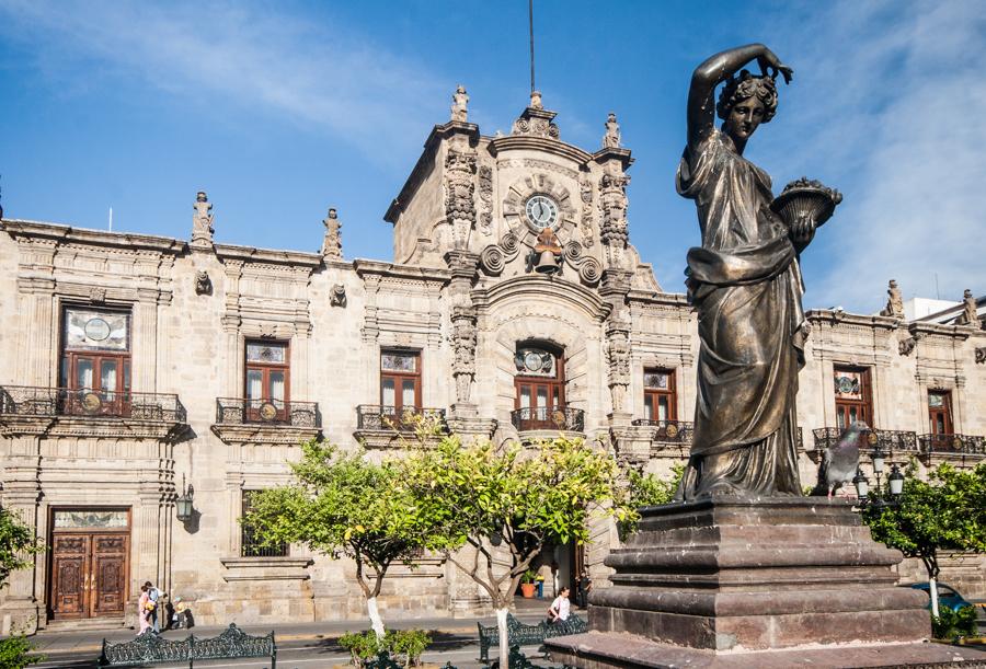 Escultura en las Afueras del Palacio de Gobierno, ...