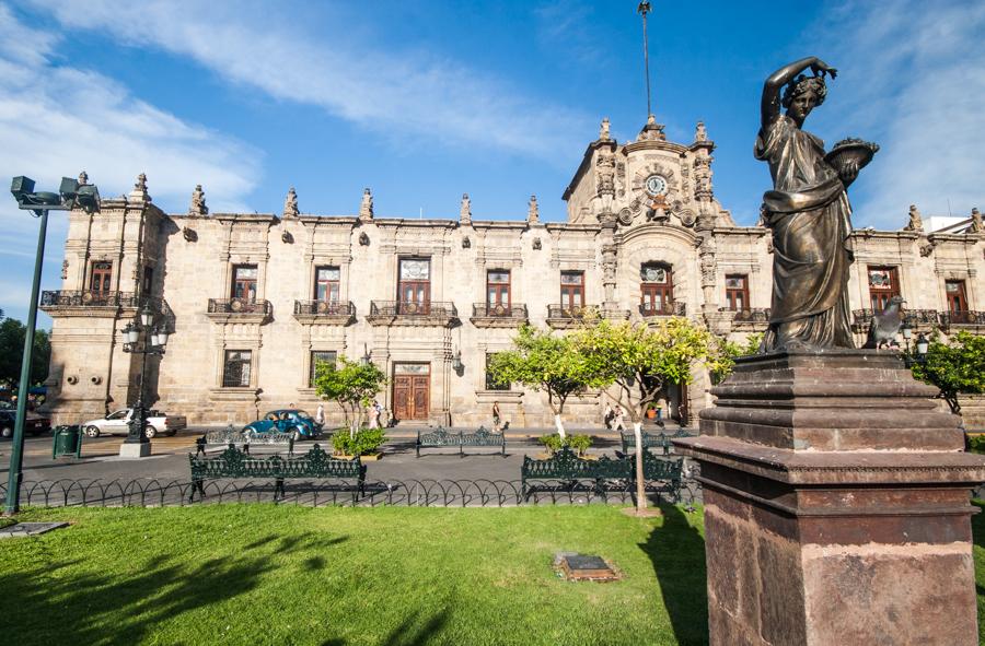 Escultura en las Afueras del Palacio de Gobierno, ...