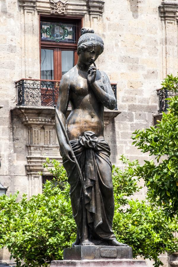 Escultura en las Afueras del Palacio de Gobierno, ...