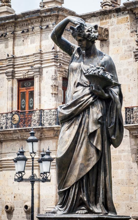 Escultura en las Afueras del Palacio de Gobierno, ...