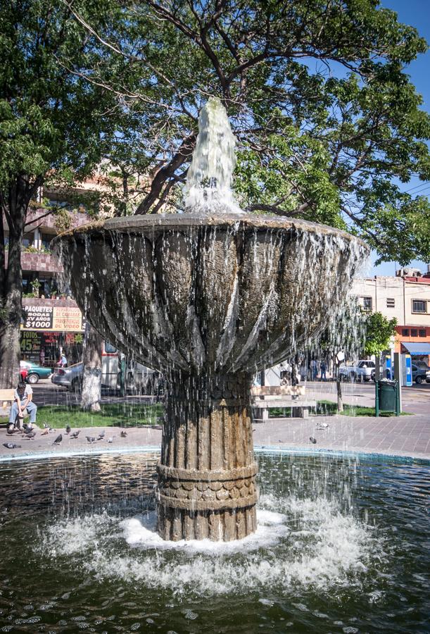 Fuente en un Parque de Guadalajara, Mexico, Centro...