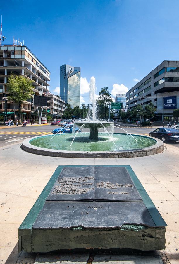 Fuente sobre la avenida Chapultepec, Zona Rosa, Gu...