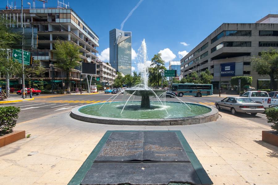 Fuente sobre la avenida Chapultepec, Zona Rosa, Gu...