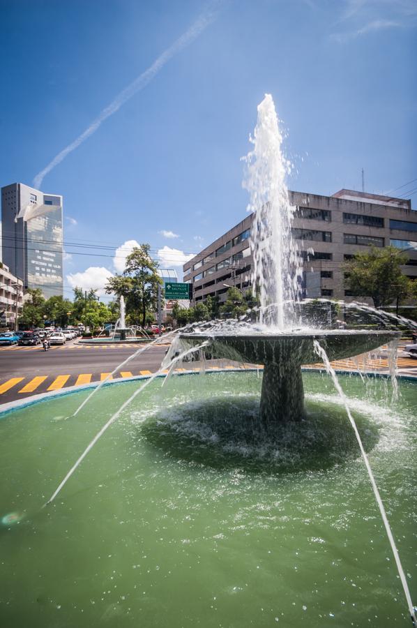 Fuente sobre la avenida Chapultepec, Zona Rosa, Gu...