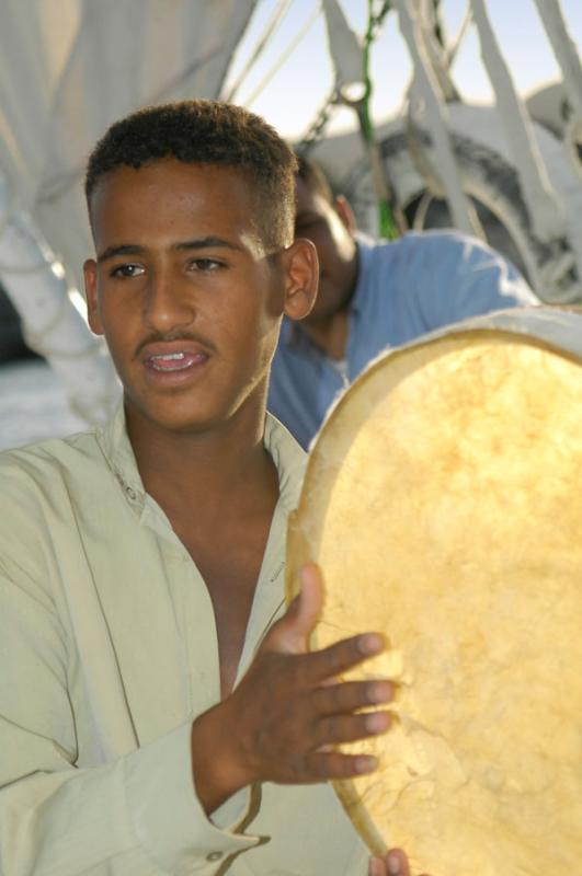 Hombre Tocando el Bendir, Egipto, El Cairo, Africa