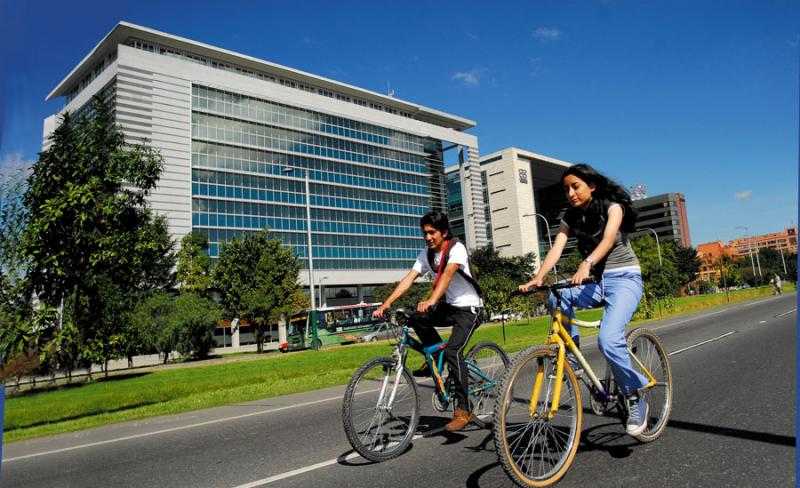 Ciclistas en la Avenida el Dorado, Bogota, Cundina...