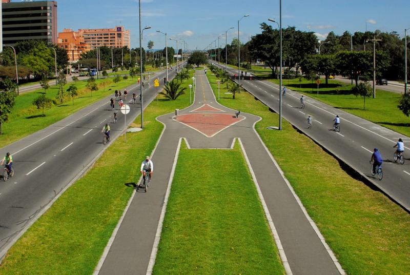 Ciclorutas y Ciclovias en la Avenida El Dorado, Bo...