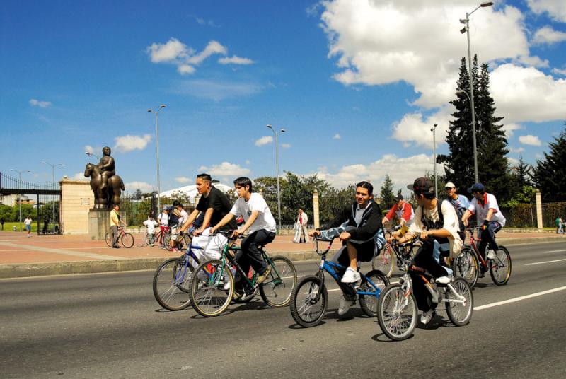 Ciclistas en la Calle 26 Carrera 22, Bogota, Cundi...