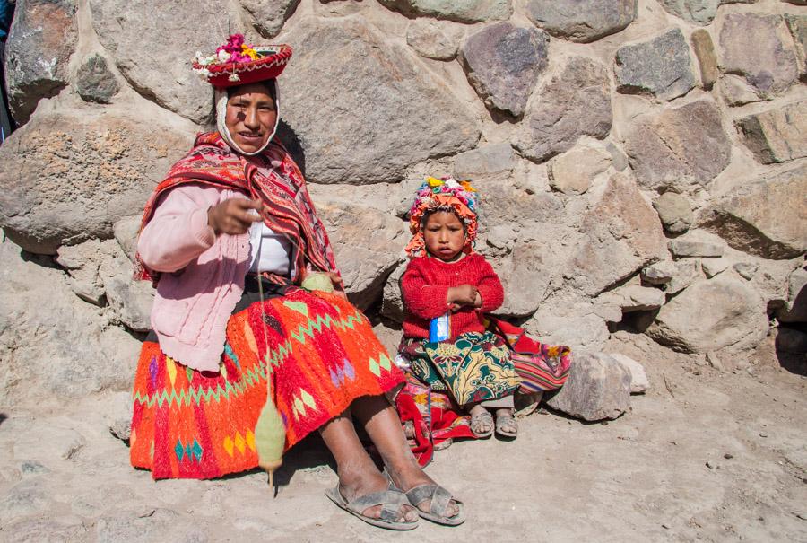 Indegenas Ollantaytambo en la Provincia de Urubamb...