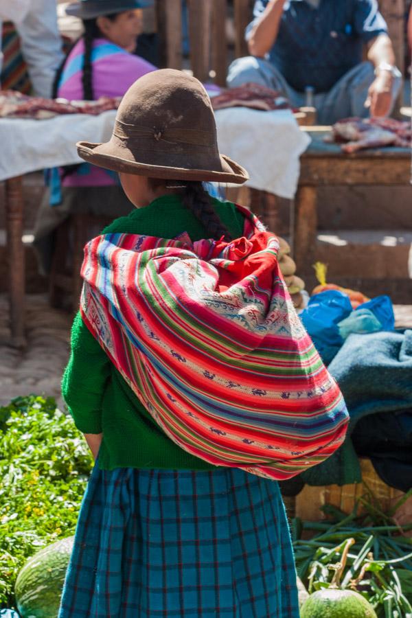 Indigena en el Mercado Indio Piscac, Valle Sagrado...