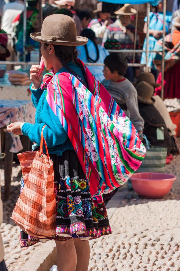 Indigena en el Mercado Indio Piscac, Valle Sagrado...