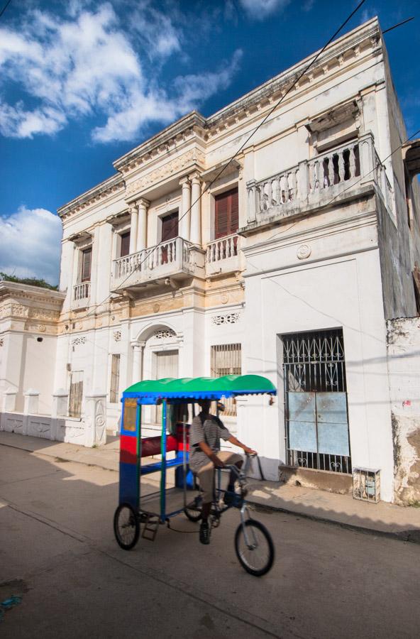 Fachada de La Casa Del Diablo con Bicitaxi Pasando...