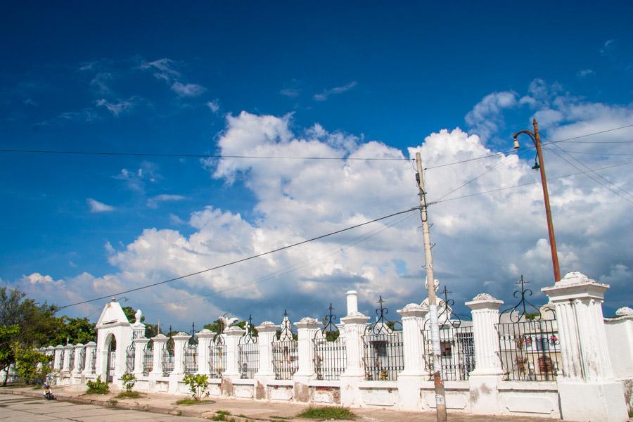 Fachada de un Cementerio en Cienaga Magdalena, Col...