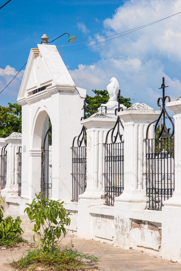 Fachada de un Cementerio en Cienaga Magdalena, Col...