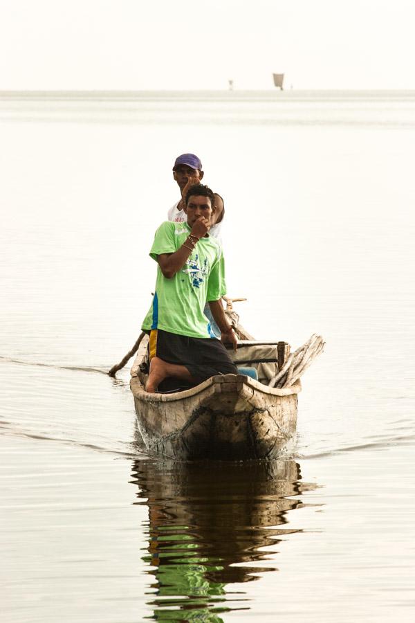 Pescadores en un Bote en Cienaga Magdalena, Colomb...