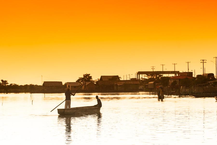 Pescadores en un Bote en Cienaga Magdalena, Colomb...