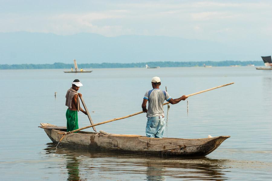 Pescadores en un Bote en Cienaga Magdalena, Colomb...