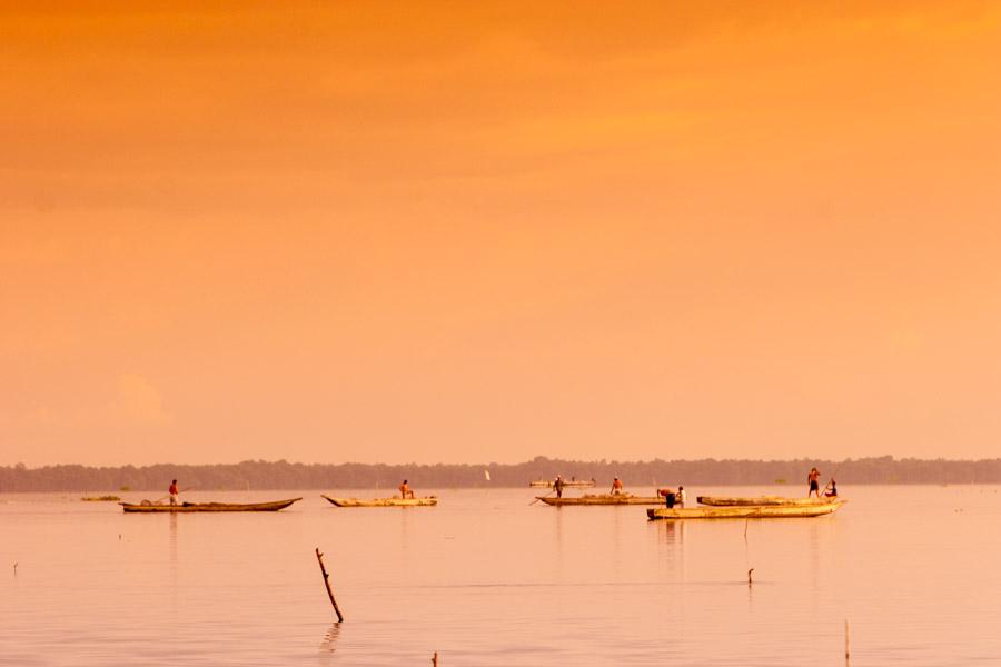 Pescadores en un Bote en Cienaga Magdalena, Colomb...