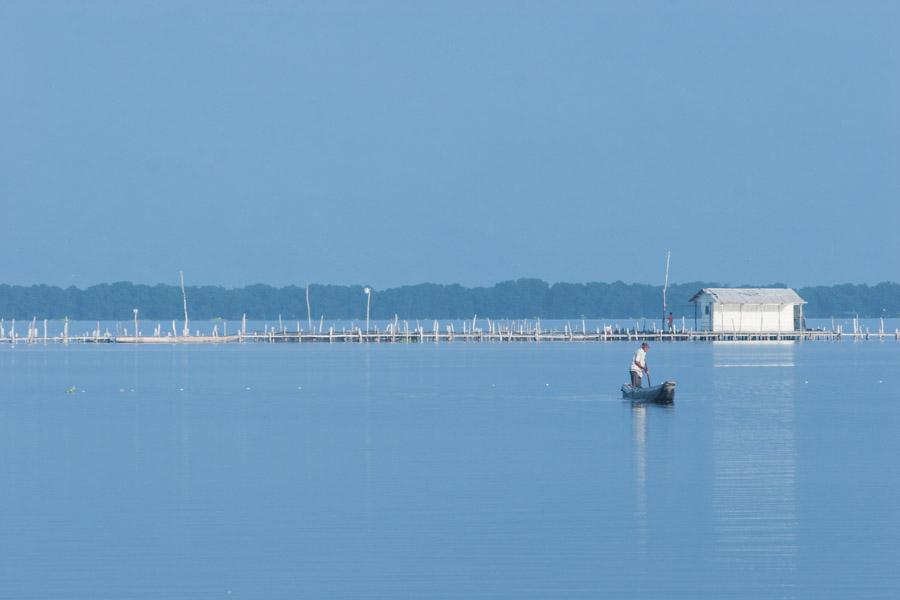 Pescadores en un Bote en Cienaga Magdalena, Colomb...