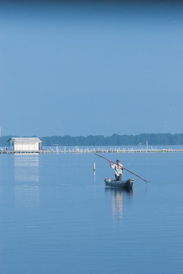 Pescadores en un Bote en Cienaga Magdalena, Colomb...