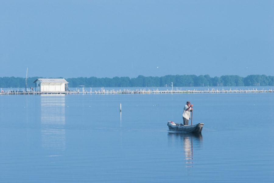 Pescadores en un Bote en Cienaga Magdalena, Colomb...