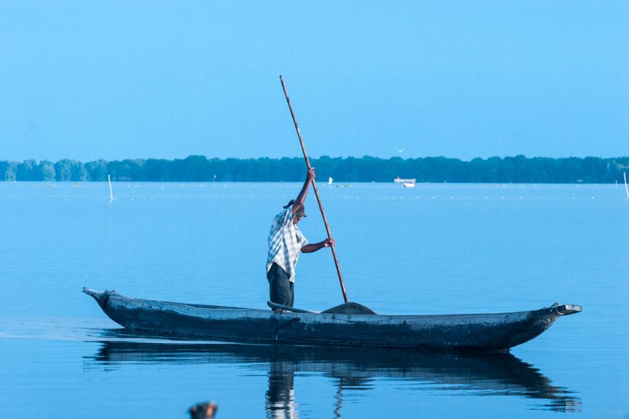 Pescadores en un Bote en Cienaga Magdalena, Colomb...