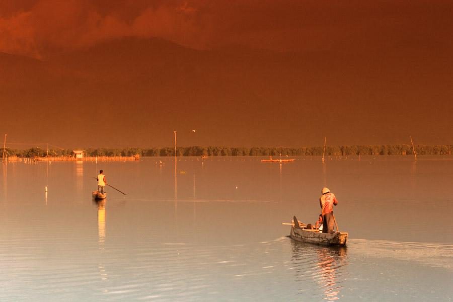 Pescadores en un Bote en Cienaga Magdalena, Colomb...