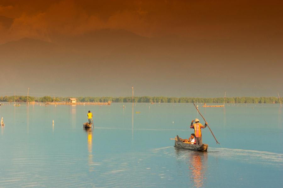 Pescadores en un Bote en Cienaga Magdalena, Colomb...