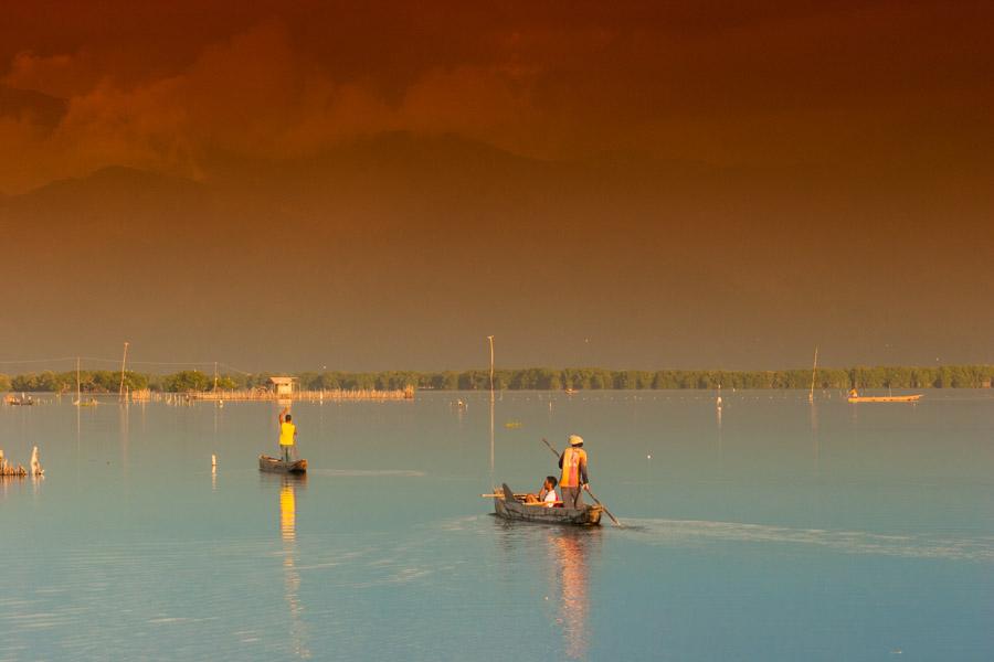 Pescadores en un Bote en Cienaga Magdalena, Colomb...