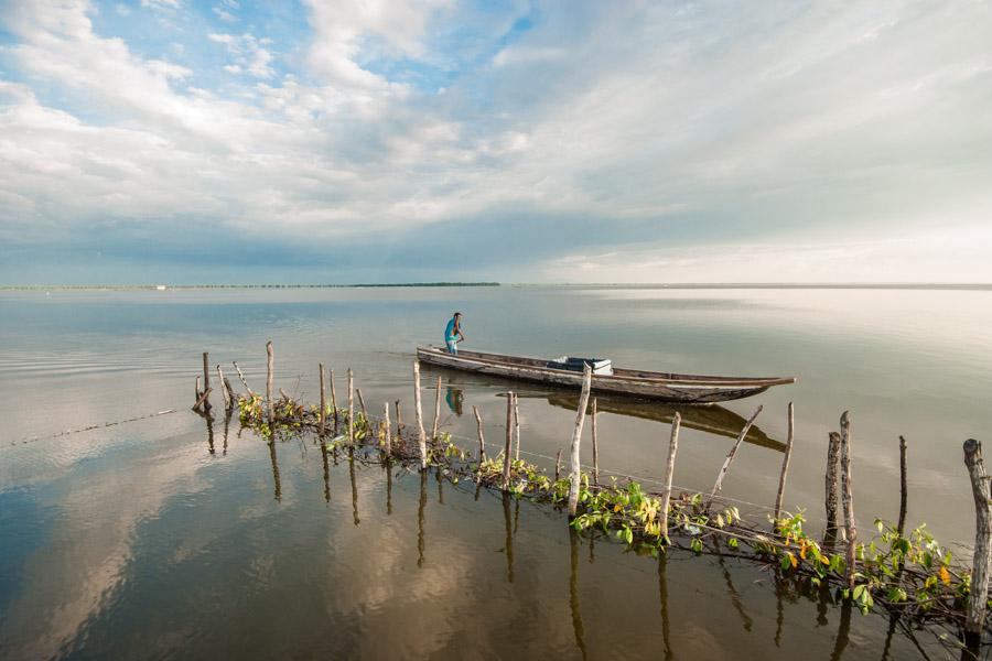 Pescadores en un Bote en Cienaga Magdalena, Colomb...