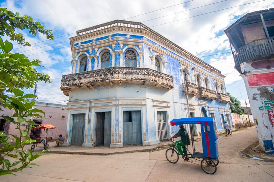 Fachada del Palacio Azul con Bicitaxi en Cienaga M...