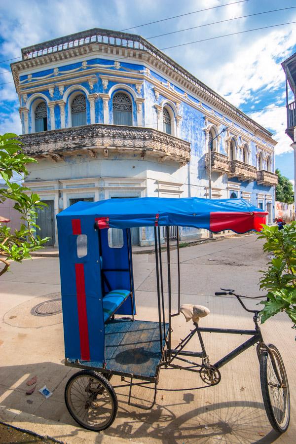 Fachada del Palacio Azul con Bicitaxi en Cienaga M...