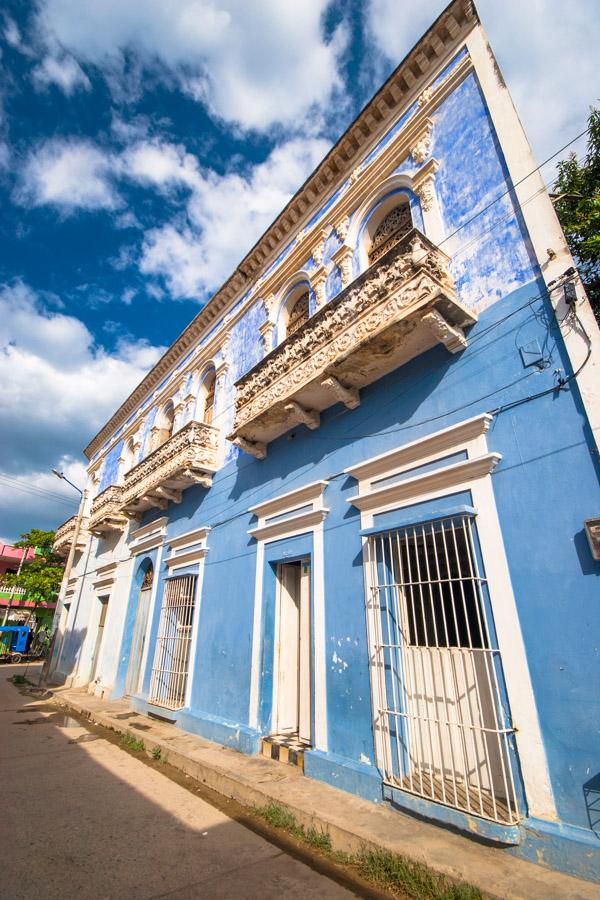 Fachada del Palacio Azul en Cienaga Magdalena, Col...