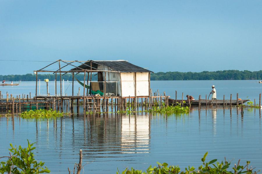 Ropa Colgada en Palafitos de Cienaga Magdalena, co...