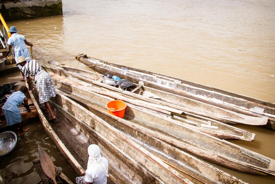 Mujeres en el Rio Atrato, Quibdo, Choco, Colombia