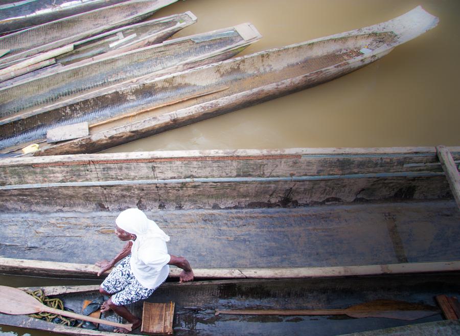 Mujer en el Rio Atrato, Quibdo, Choco, Colombia