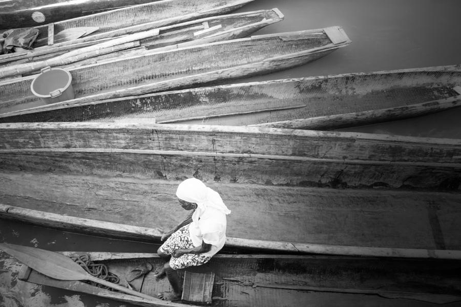 Mujer en el Rio Atrato, Quibdo, Choco, Colombia