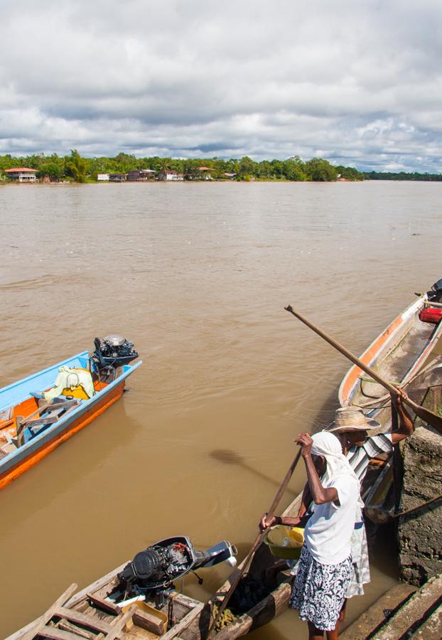 Canoa en el Rio Atrato, Quibdo, Choco, Colombia