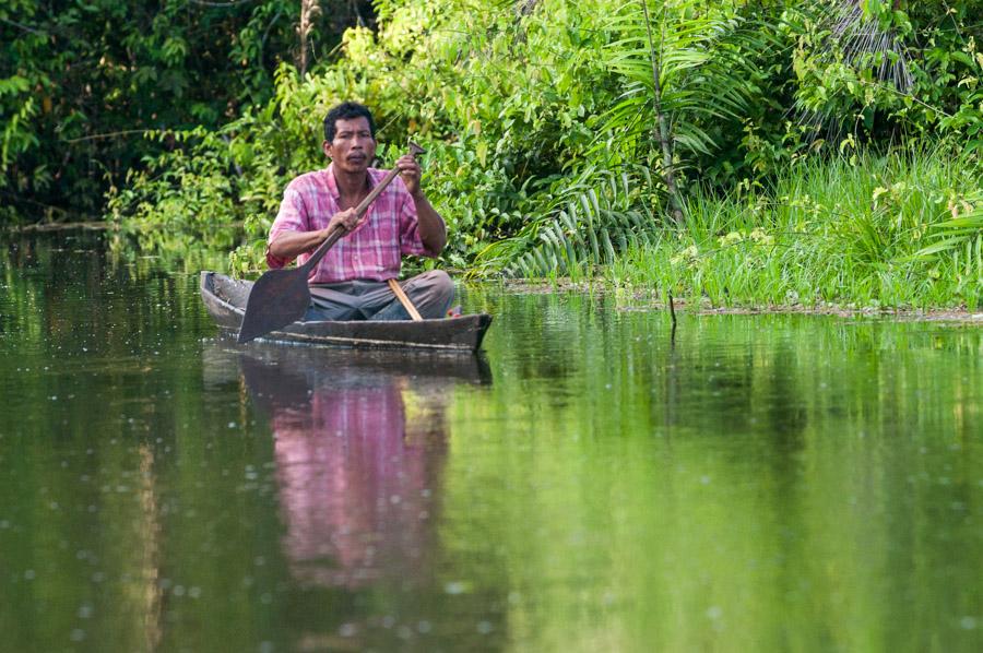 Hombre en Canoa, Amazonas, Leticia, Colombia