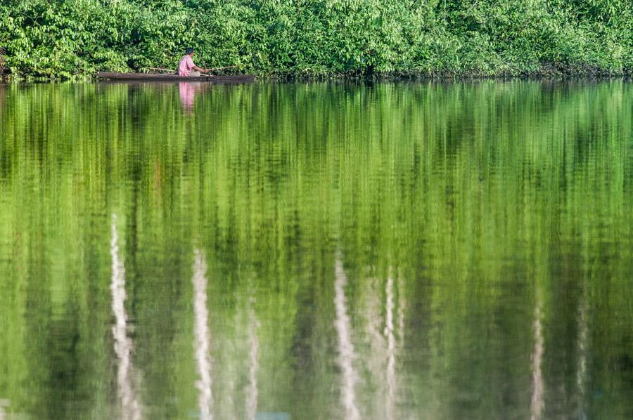 Hombre en Canoa, Amazonas, Leticia, Colombia