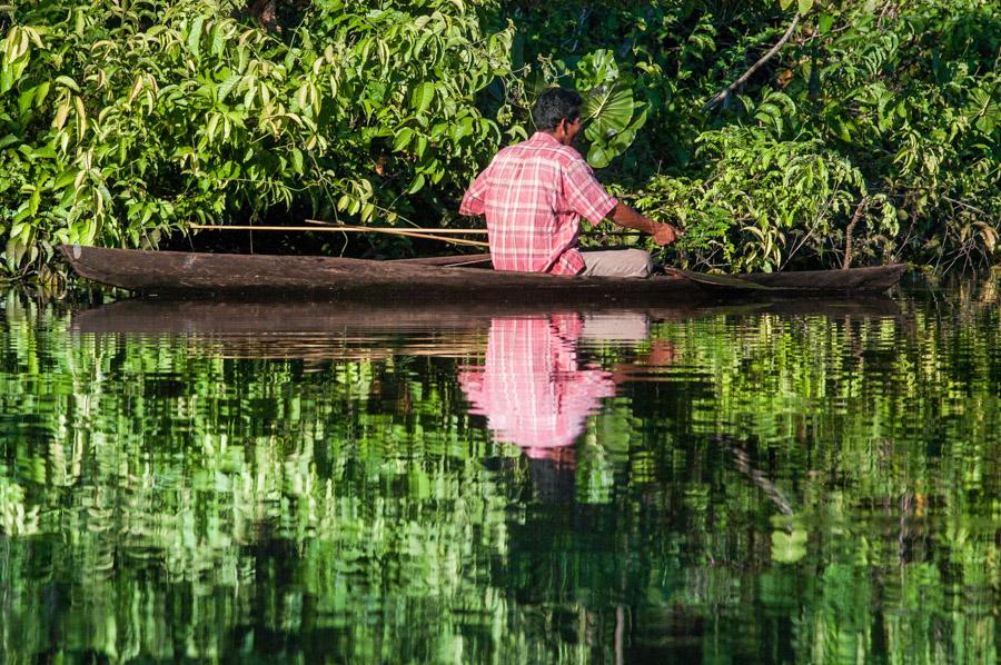 Hombre en Canoa, Amazonas, Leticia, Colombia