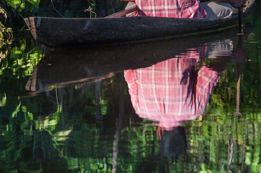 Hombre en Canoa, Amazonas, Leticia, Colombia