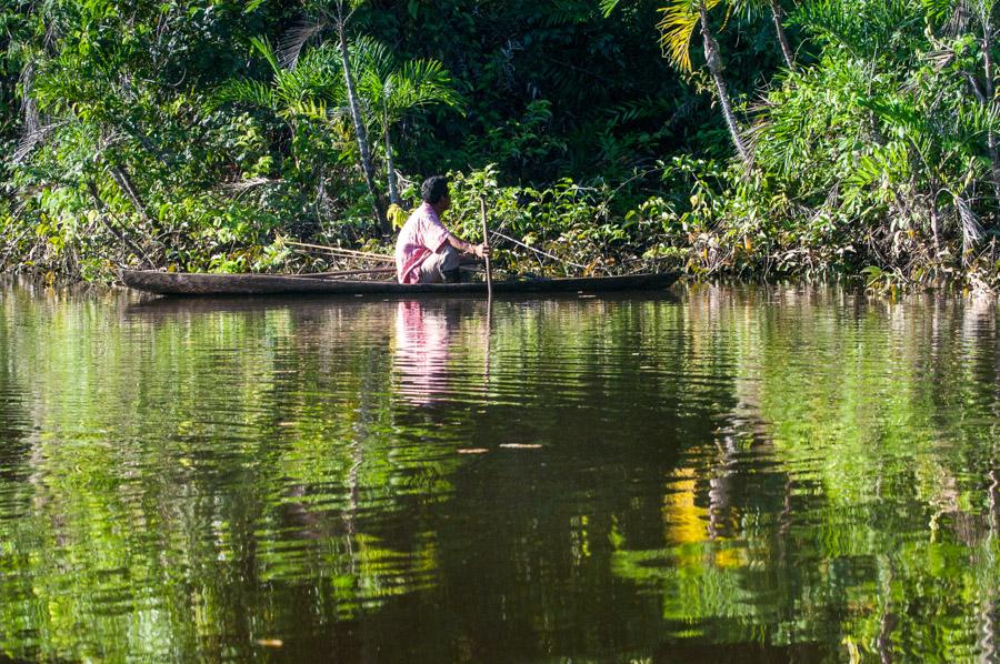 Hombre en Canoa, Amazonas, Leticia, Colombia