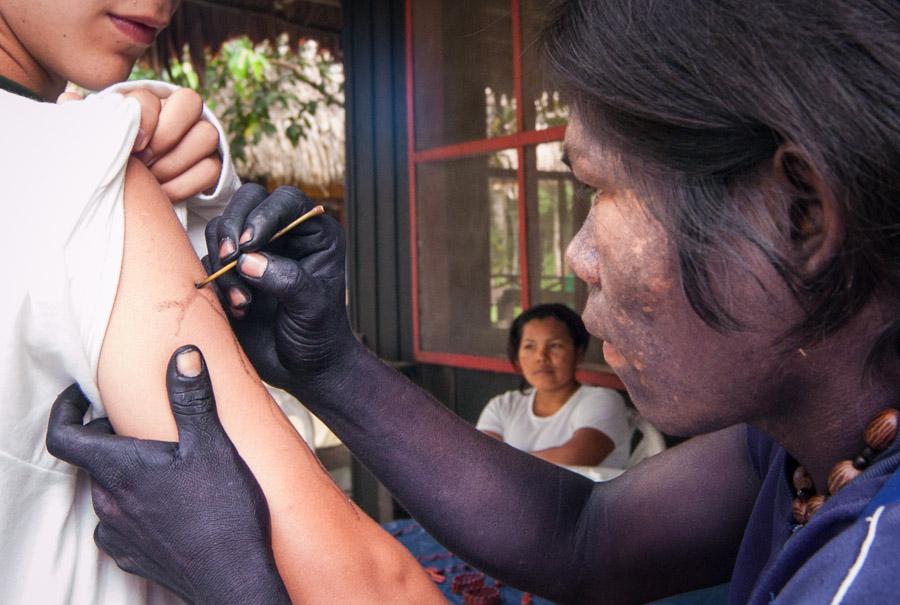 Indigena Pintando a Turista Amazonas, Leticia, Col...