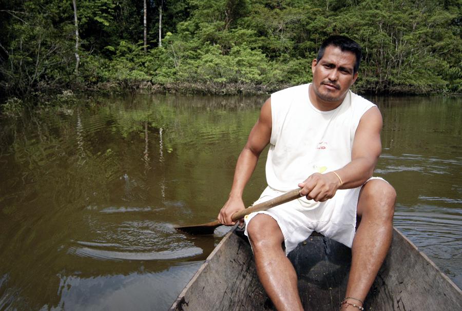 Hombre en Canoa, Amazonas, Leticia, Colombia