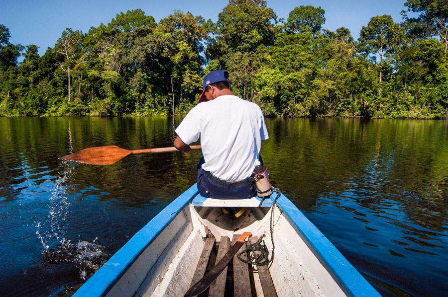 Hombre en Chalupa Amazonas, Leticia, Colombia