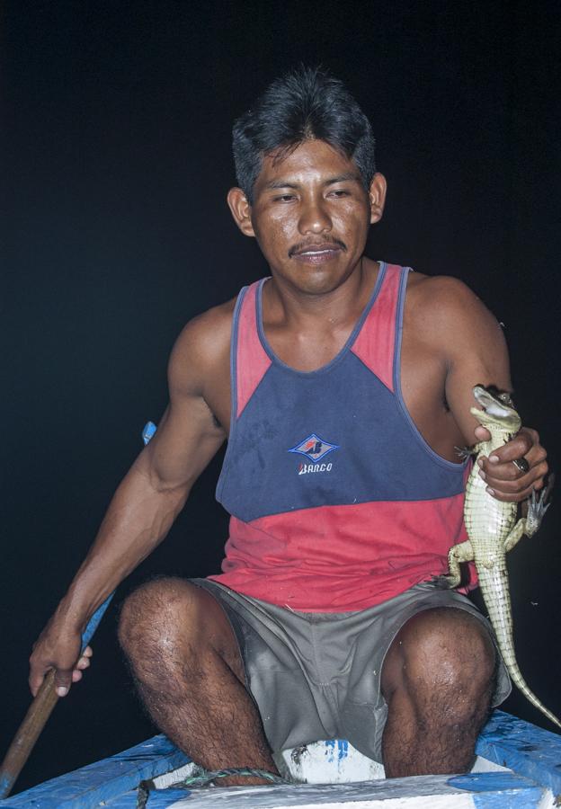 Hombre en Canoa, Amazonas, Leticia, Colombia